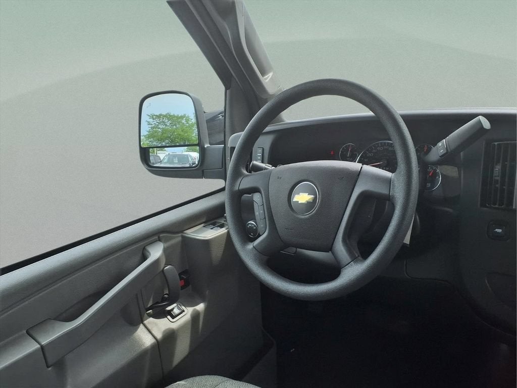 2024 Chevrolet Express Passenger 3500 1LT